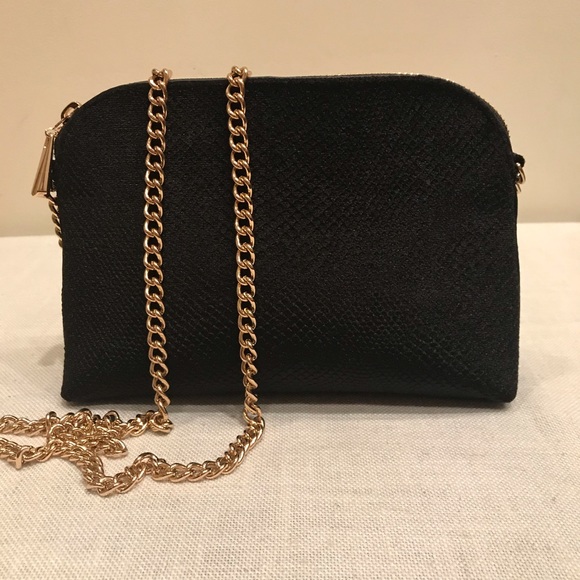 H&M Handbags - NWOT H&M BLACK CROSSBODY BAG GOLD CHAIN